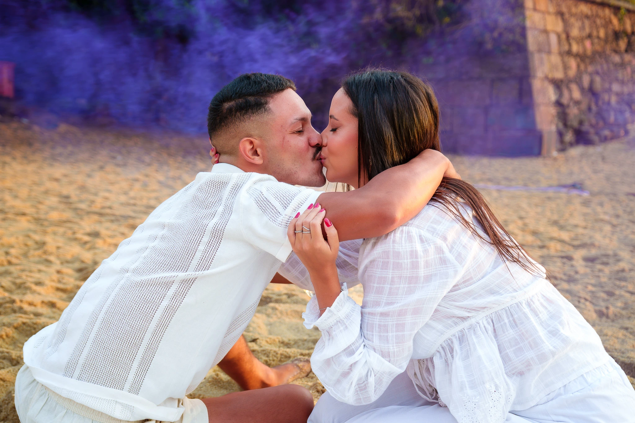 Casal em momento espontâneo durante celebração